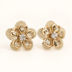 Brinco Flor Golden Bloom Banhado a Ouro
