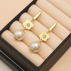 Brinco Flor Perola Banhado a Ouro - comprar online