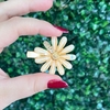 Presilha Flor Pétala cravejada Bege Claro
