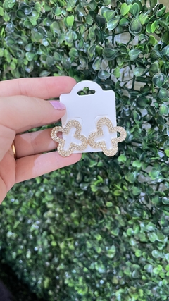 Brinco Trevo Vazado Cravejado GG Banhada a Ouro - comprar online