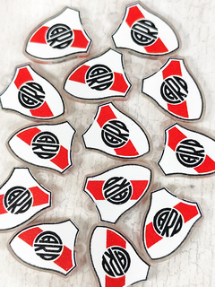 12 Unidades - Dije Escudo - RIVER - comprar online