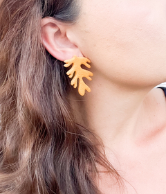 Brinco Coral Amarelo Ocre - comprar online