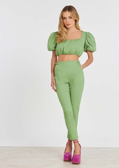 Calça reta com detalhe aviamento