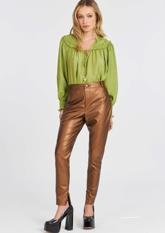 Blusa com mangas longas e babados