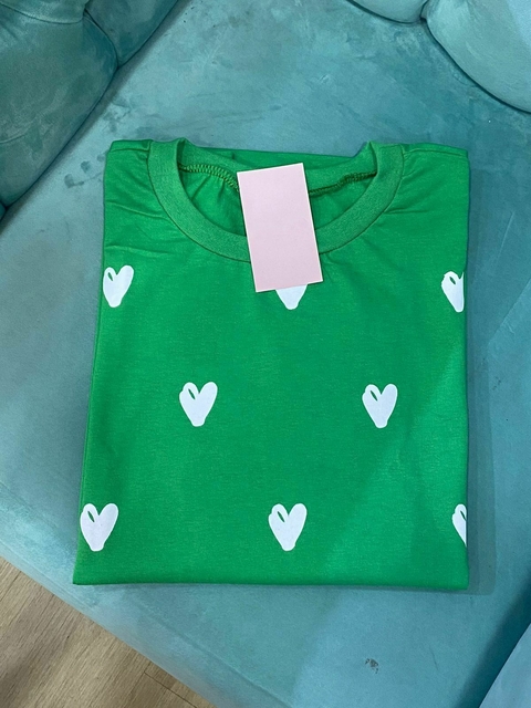 T-shirt verde corações