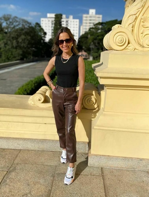 Calça alfaiataria reta em PU