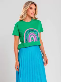 T-shirt verde com estampa rosa e animal print