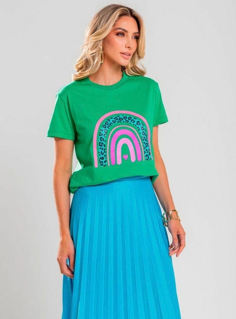 T-shirt verde com estampa rosa e animal print