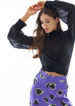 Blusa com mangas longas e amarração