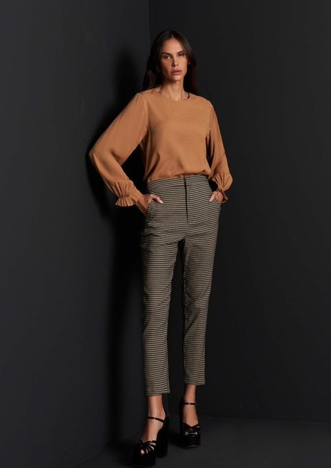 Blusa com mangas longas e pregas