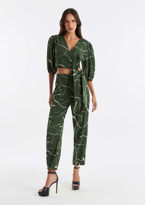 Blusa cropped com mangas bufantes