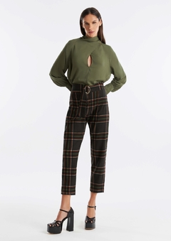 Calça cenoura com passante