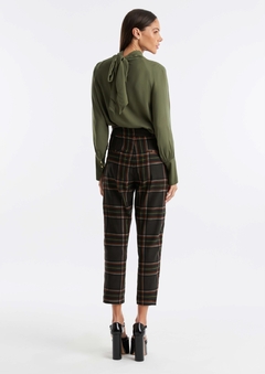 Calça cenoura com passante - comprar online