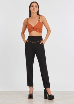 Calça cenoura com detalhes