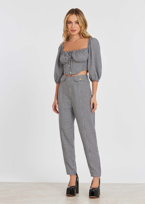 Calça cenoura com bolsos