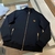MOLETOM COM ZIPER GOLA ALTA VERSACE - loja online