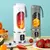Espremedor portátil USB com frutas frescas, disponível em branco e verde.