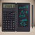 Calculadora científica com display de escrita e caneta, mostrando equações matemáticas.