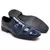 Sapato social masculino de alto brilho na cor azul, com detalhe em fivela e sola de borracha.