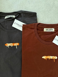 REMERA SPEED UP - CINNAMON SHOWROOM