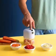 Mini Processador Elétrico de Alimentos Portátil com 3 lâminas de aço inox USB 250 ml Bivolt - BOX SETE