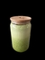 Jugo verde en vaso de cristal/tapa bamboo