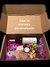 Caja sorpresa “cheers” (tabla mini + botella 750ml) en caja personalizada con vinil