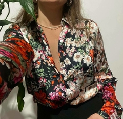 Camisa acetinada floral - TAM G/L - comprar online