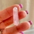 Mini cristais de quartzo rosa, beleza natural, tamanhos ideais para portabilidade, encaixe perfeito no bolso, praticidade para uso diário, benefícios terapêuticos, foco em amor e cura emocional, promoção da autoestima, empatia e harmonia nas relações, pro