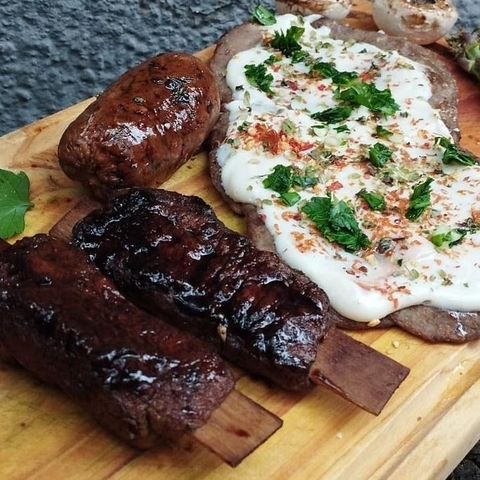 COMBO PARRILLADA VEGANA (MATAMBRE, COSTILLITAS, CHORIZO)