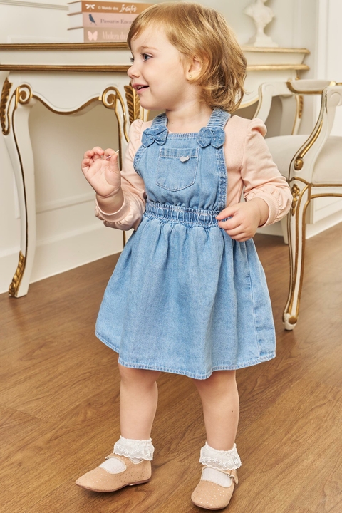 Conjunto de Blusa Manga Longa Canelado e Salopete Jeans Kukiê.