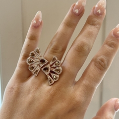 Anillo rosé con cubics blancos y verdosos