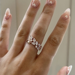 Anillo rosé con cubics blancos