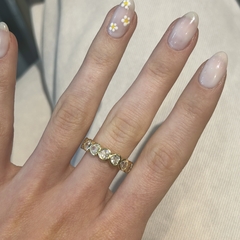 Anillo gold medio sin fin con corazones