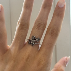 Anillo de plata flores con marquesitas