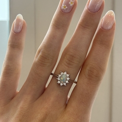 Anillo de plata roseta con cubics y ópalo