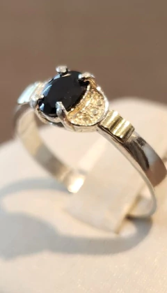 Anillo con cubic central y laterales de oro - tienda online