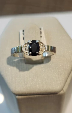 Anillo con cubic central y laterales de oro en internet