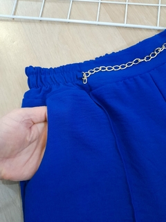 Shorts feminino azul casual com corrente tecido duna na internet