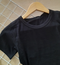 Cropped canelado feminino manga curta preto - comprar online