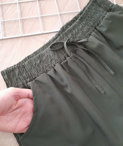 Shorts feminino tactel verde com bolso na frente soltinho e confortável - comprar online