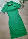 Vestido canelado midi verde feminino com fenda gola polo