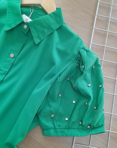 Camisa feminina manga curta com pedraria verde - comprar online