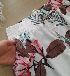 Shorts feminino tactel floral com bolso na frente soltinho e confortável - comprar online