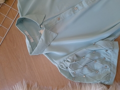Camisa feminina manga curta com pedraria azul claro - comprar online
