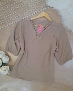 Blusa feminina manga curta duna bege GG - comprar online