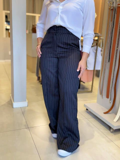 Calça alfaiataria pantalona risca de giz