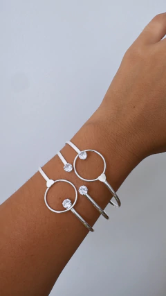 Bracelete circulo vazado com zircônia e detalhe coração