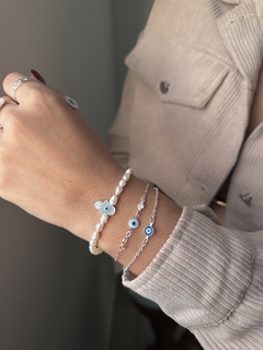 Pulseira em pérola barroca e pingente olho grego na madreperola - comprar online