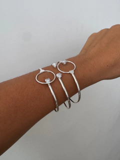 Bracelete circulo vazado com zircônia e detalhe coração - comprar online